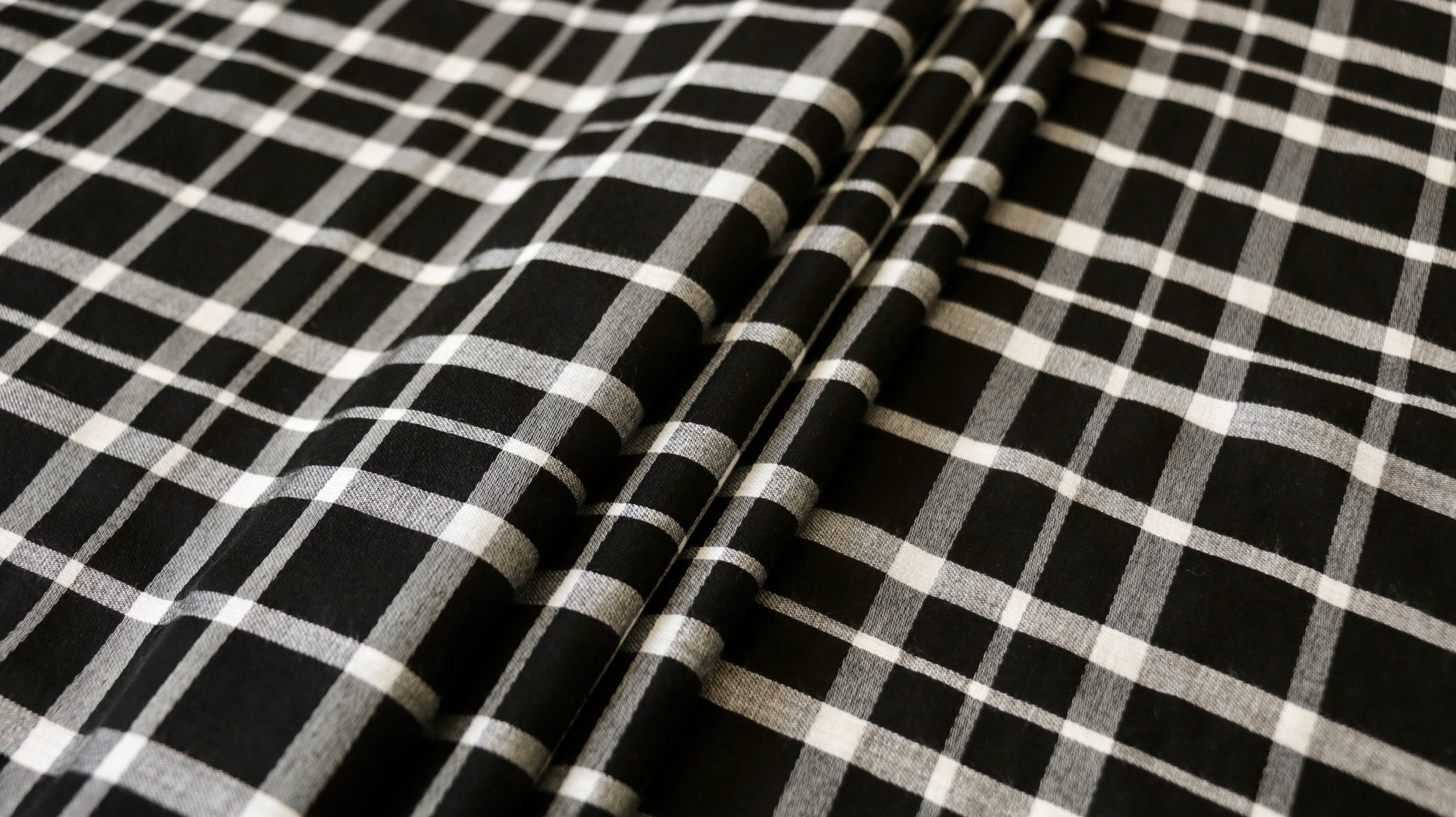synthetic-lawn-fabric-black-and-white-check-design-clothcontrol