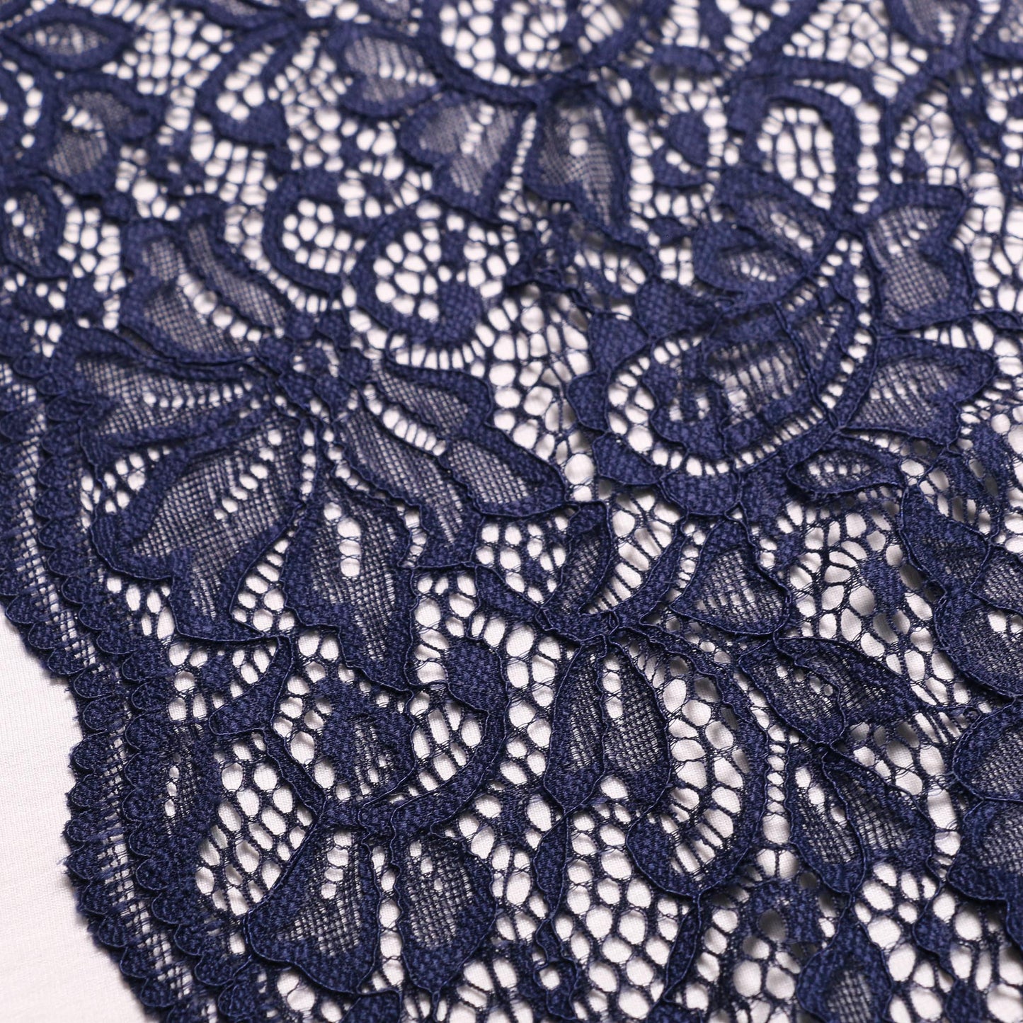 stretchy corded lace in blue with scalloped edge